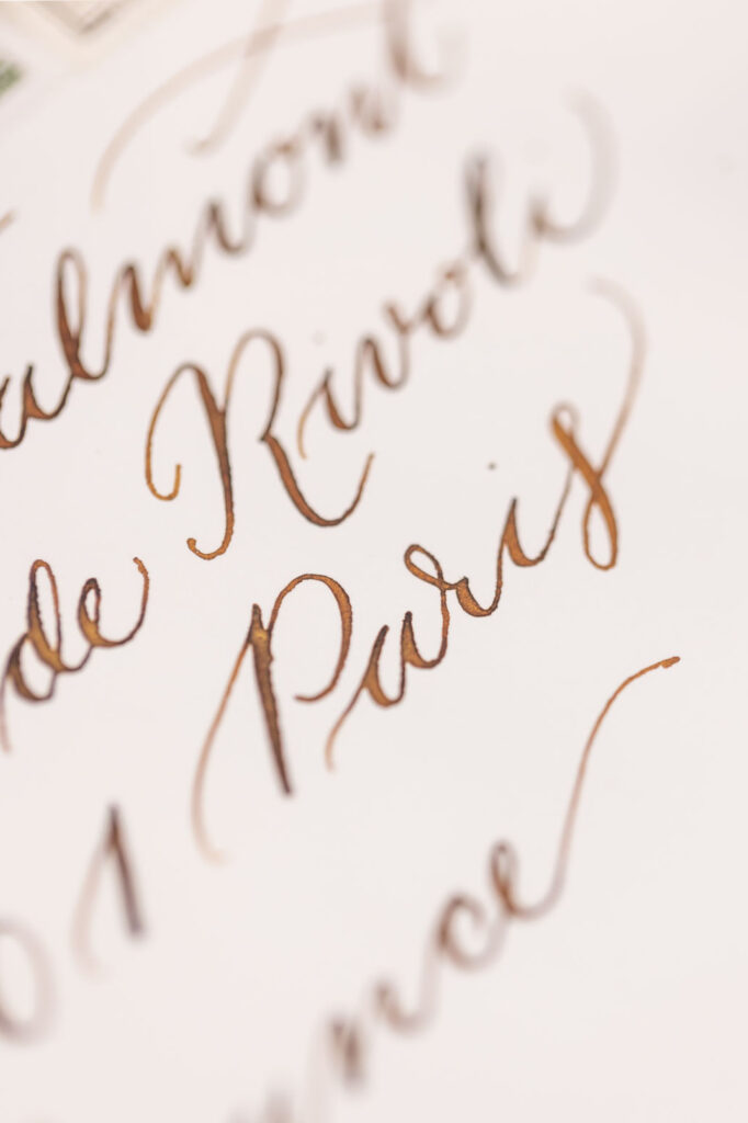 Exklusiver Kalligrafie-Service
Handkalligrafierte Umschlagadressierung für Hochzeitseinladungen – Bonjour Paper