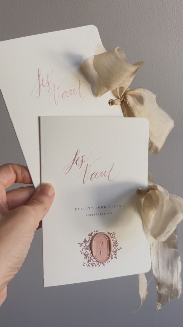 Bonjour! Vos vœux de mariage méritent leur écrin! Ces petits leaflets sont faits et calligraphiés à la main, on peut les orner de rubans, d‘un cachet de cire… À conserver précieusement et à relire à l‘occasion de votre anniversaire de mariage ou de vos renouvellement de vœux… #voeuxdemariage #vœuxdemariage #ehegelübde #ehegelübdehefte #weddingvows