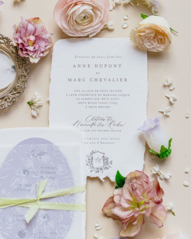 Bonjour! La saison bat son plein et j’ai hâte de vous dévoiler les petites merveilles qui sortent du studio! En attendant, quelques détails d’une inspiration mariage au fabuleux château de Nainville-Les-Roches…Planning & Design @yoleine.chainon Photographe : @RemiDupac Videaste: @emmanuel_amou_weddingFloral Design: @charlotteboudreaux.design MUAH : @WidniealexisChâteau: @Chateau_Nainville_les_roches Consultante : @Lindachampenoisdesign Violoniste : @violinist_parisViolonceliste: @Violoncelle_parisBar à cocktails : @flairflowofficialVoiture de collection : @ladyartcarBijoux: @sohelo_bijouxmariagePapeterie : @bonjourpaperWedding cake : @collection__paris Surfaces et accessoires flatlay: @theflatlaydesignNappage: @appolinialinenArt de la table & Mobilier : @maison_optionsRobes: Boutique : @metal_flaque Robe cérémonie : @viktorandrolfRobe soirée:@katycorso_officialVeste (costume blanc) : @chrisvonmartialCostume noir : @rives_parisChaussures: @bellabelleshoes #mariagechateau #mariageparis #frenchchateauwedding #chateaunainvillelesroches #menumariage #papeteriedemariagesurmesure #papeteriedemariagesurmesure #schlosshochzeit #hochzeitspapeterie