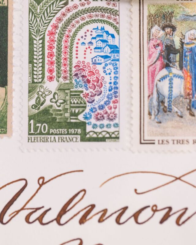 Bonjour! Calligraphie et timbres anciens : un duo de charme!Crédits: @juliabasmannphotography @rosmarinundthymianludwigsburg #détailspapeteriemariage #papeteriedemariagesurmesure #calligraphiepersonnalisée #calligraphieenveloppe #adressage #modernecalligraphy #modernecalligraphie