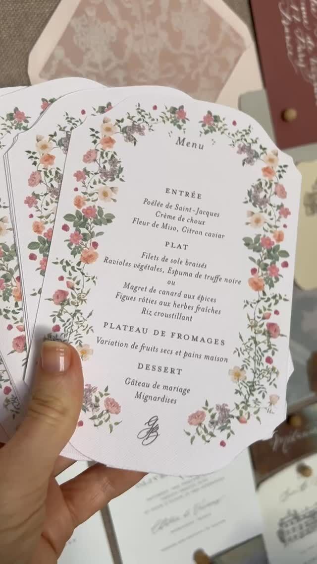 Bonjour! La saison bat son plein! J’ai la chance de travailler sur des projets plus beaux les uns que les autres, et je ne chôme pas: menus, marques-places, plan de table… les incontournables de La papeterie du grand jour! #menumariage #menumariagepersonnalisé #calligraphie #marqueplacemariage #calligraphiemoderne #modernekalligrafie #hochzeitsmenükarte #hochzeitsmenükarten