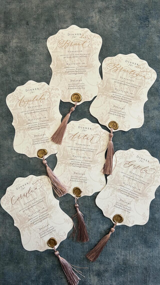 Bonjour! Pour une fois une vidéo en temps réel et le bruit de la plume sur le papier… 🪶#modernekalligrafie #modernekalligrafie #hochzeitsmenükarte #platzkartenhochzeit #hochzeitspapeterie #braut2025 #braut2026