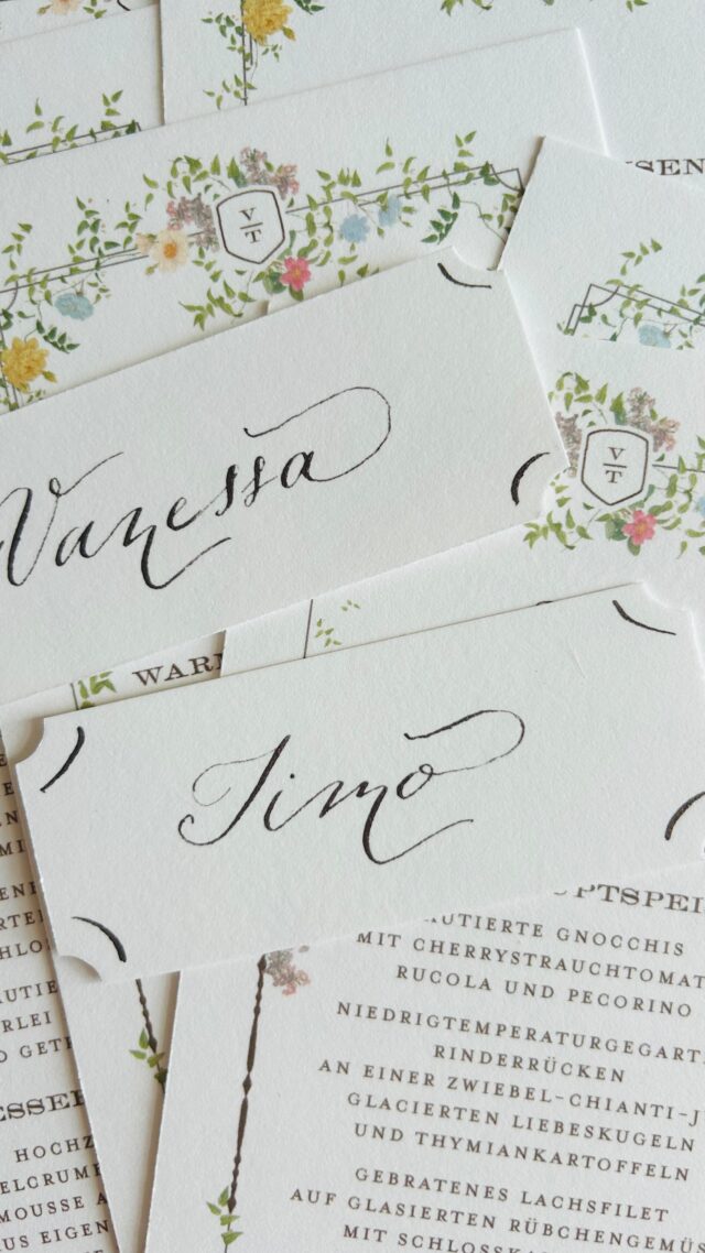 Bonjour! Pour Vanessa et Timo qui se sont dit oui la semaine dernière  Félicitations! 🍾 
Merci @kiehl_wedding pour ta confiance ❤️ Vielen Dank Sarah!

#platzkartenhochzeit #platzkarten #modernekalligrafie #modernecalligraphie #marqueplacecalligraphie #marqueplacemariage #hochzeitspapeterie